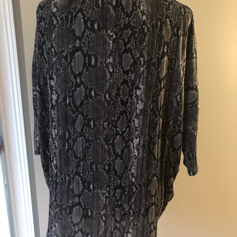 Express SnakeSkin Top - Picture 2 of 3